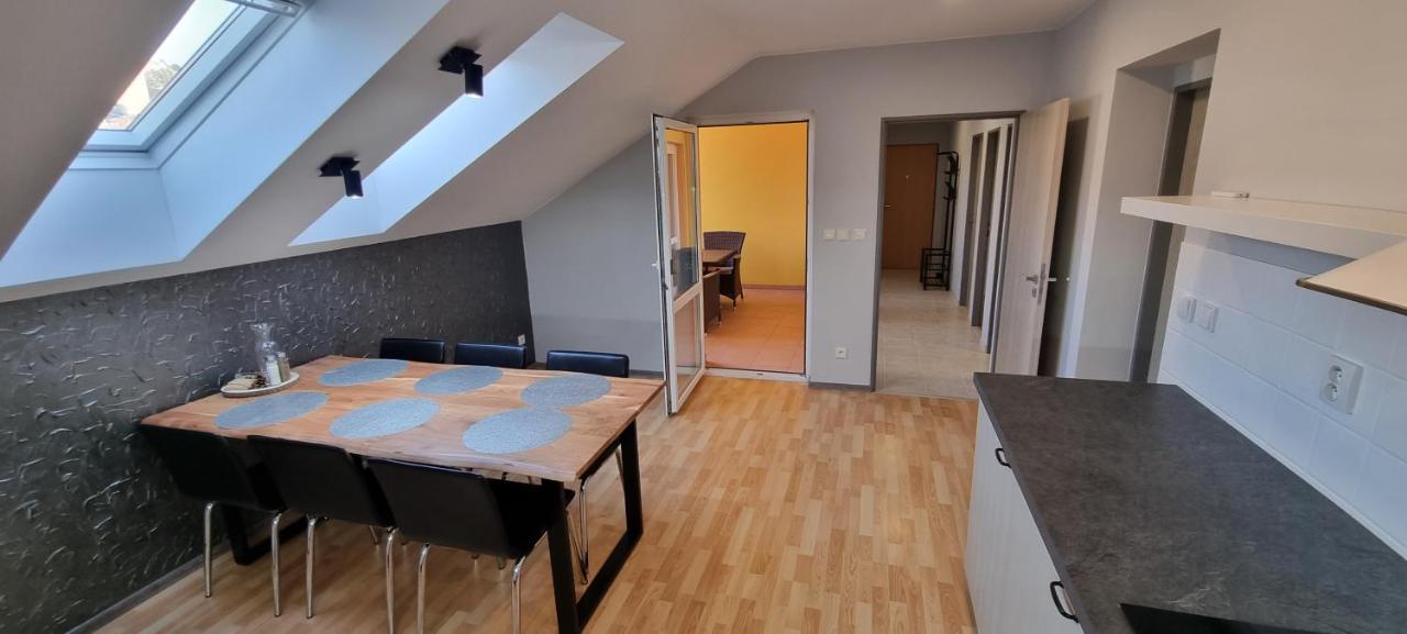 מיקולוב Apartman Viktorie מראה חיצוני תמונה